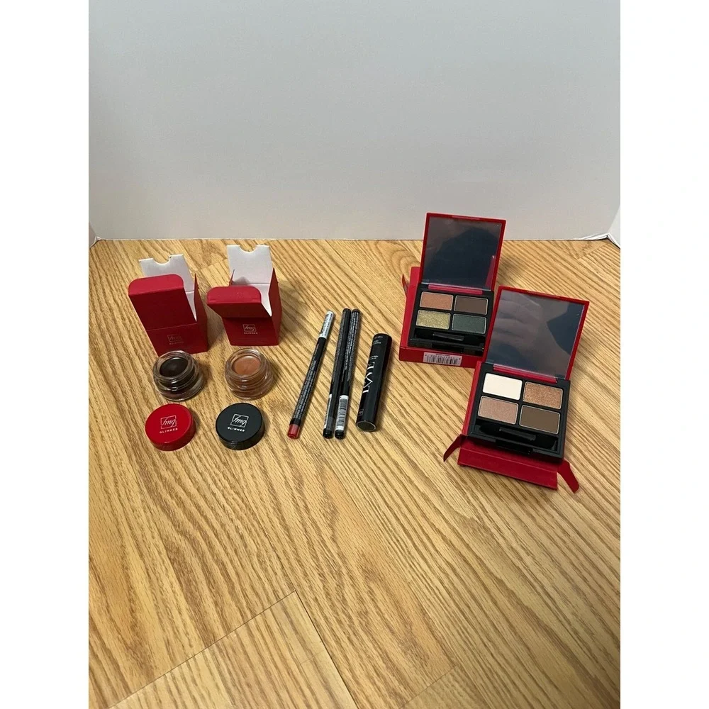 Avon FMG Glimmer Makeup Set: Eyeshadow Palettes Gel Liners & Lip‎ Pencils